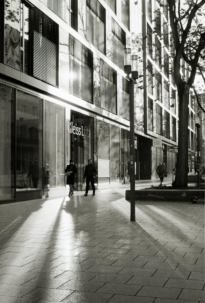 Shopping (Ilford HP5+ push 800)